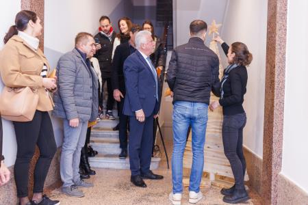 Predaja dobrodelne lesene jelke. Foto: Jaka Ivančič. 